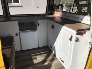 Rangement de cuisine dans un van