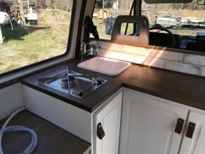 Cuisine dans un van aménagé