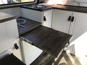 Pose d'une cuisine van aménagé