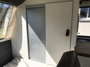 Placard fermé dans un van aménagé