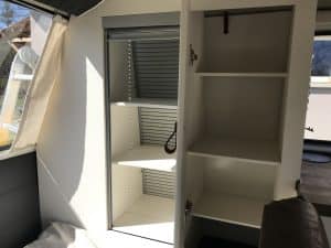 Placard dans un van aménagé