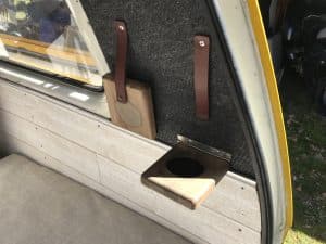 Lanière en cuir dans l'aménagement d'un van