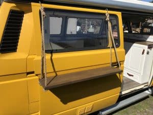 Planche sur une porte de van