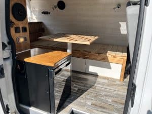 Vue de coté van aménagé frigo