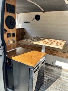 Vue de coté van aménagé