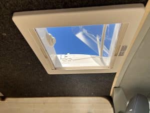 Fenêtre dans un van aménagé