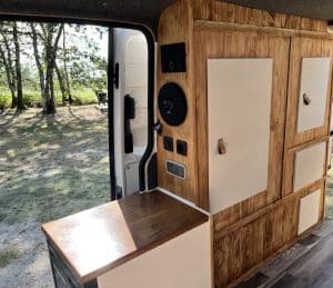 Rangement en bois dans un van
