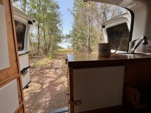 Van ouvert sous des pins